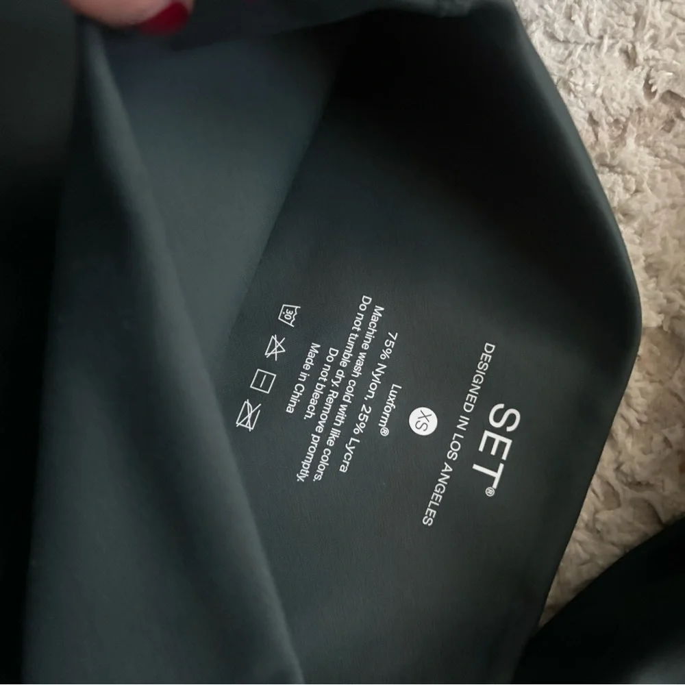 SET Active Limited Edition LUXFORM Forest Green Activewear Set (Size XS) - Picture 5 of 7